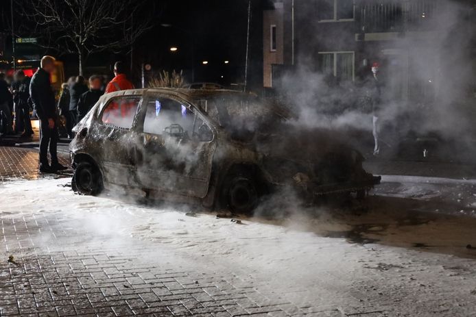 In Veen gaan de afgelopen weken weer autowrakken- en banden in vlammen op.