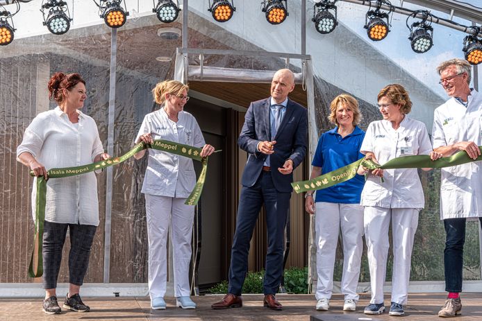 Minister van volksgezondheid Ernst Kuipers(m.) knipte met medewerkers van het ziekenhuis een lint door ter opening van het nieuwe Isala Meppel.