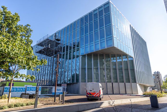 De rechtbank in Zwolle staat voor een deel in de steigers, vanwege de reparatie van vloeren en het dak. De werkzaamheden gaan naar verwachting nog tot het voorjaar duren.