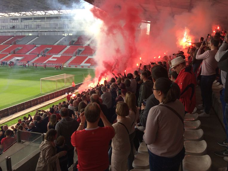 Antwerpfans kwamen hun spelers duidelijk maken dat ze voluit moeten gaan voor de derby tegen stadsrivaal Beerschot Wilrijk. Beeld MLS