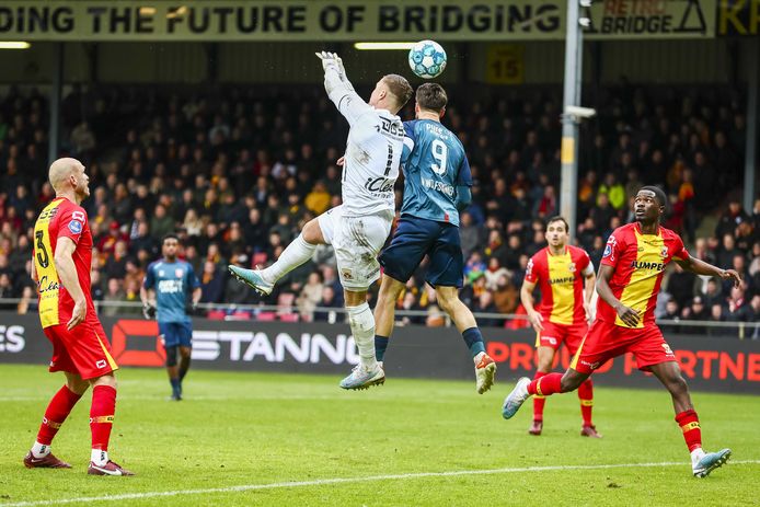Jeffrey de Lange gaat de lucht in samen met spits Ricky van Wolfswinkel van Twente. De Lange hield zijn doel zondagmiddag schoon.