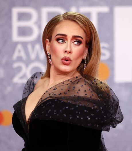 Clubbaas verbijsterd: Adele gaat uit haar dak bij stripshow en paaldanst op het podium