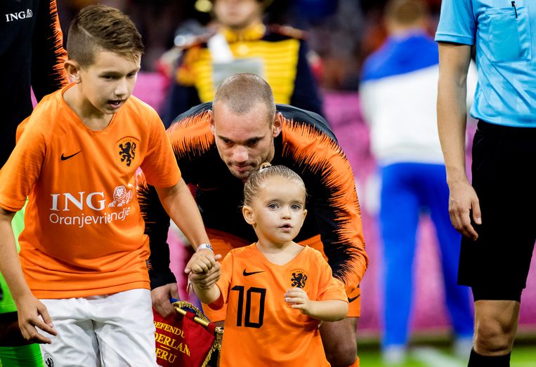 Sneijder en zijn twee zonen Beeld anp