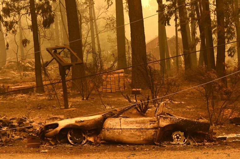 Een uitgebrande Corvette smeult na in Plumas County. Ook hier raasde de Dixie-brand doorheen.  Beeld AFP