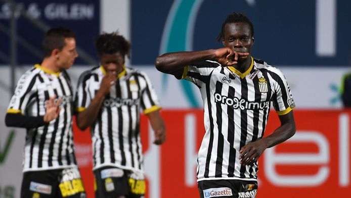 Mamadou Fall scoorde de enige treffer van de match op Stayen