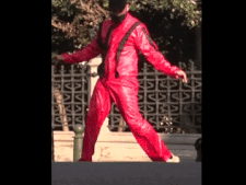 Un sosie de Michael Jackson devant le Palais d’Egmont pour réclamer la réouverture de la culture