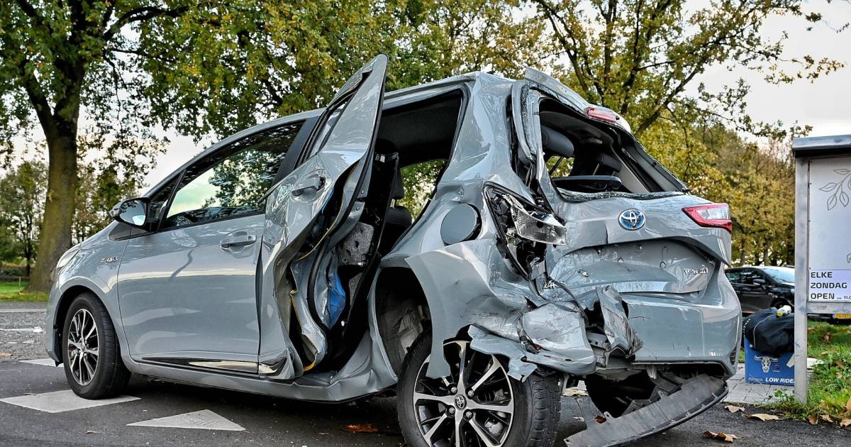 Grote schade bij kop-staartbotsing in Heukelom, vrouw gewond naar ziekenhuis.