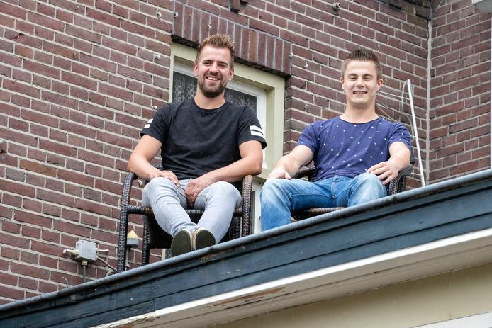 Hein en Niek zitten elf dagen lang op het dak van dit café: ‘Als we ...