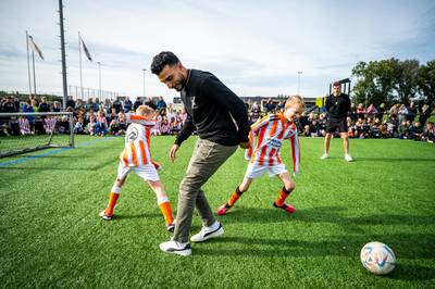 Leerlingen groep 8 zetten in Sprundel samen met influencer Touzani een voetbaltoernooi op