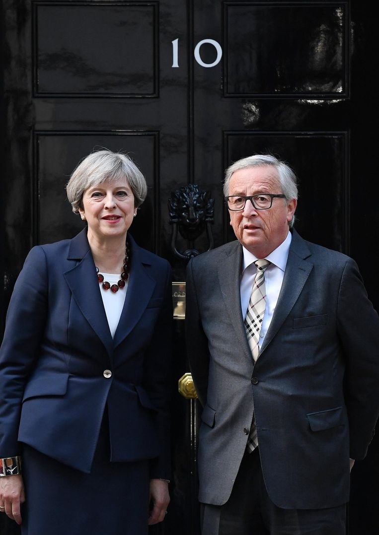Theresa May en Jean-Claude Juncker op 10 Downing Street. Beeld epa