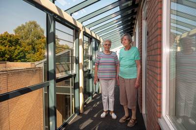 Hitte op galerij Mien (91) en Jana (78) eindelijk aangepakt: ‘Blij dat we de deur weer uit kunnen’