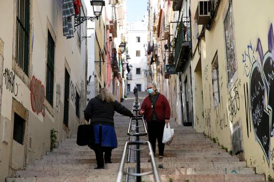 Twee vrouwen op een trap in gesprek in Lissabon vandaag.