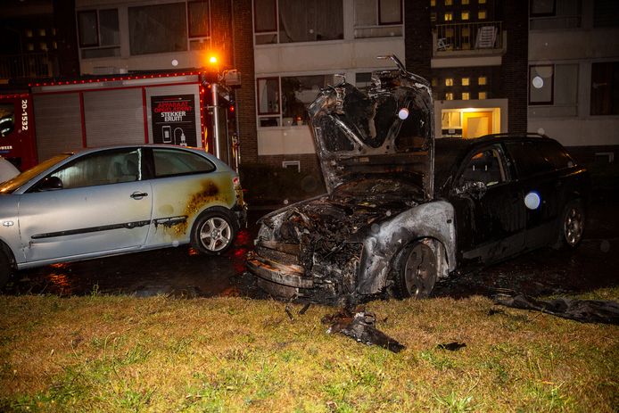 De in brand gevlogen auto's in Bergen op Zoom.