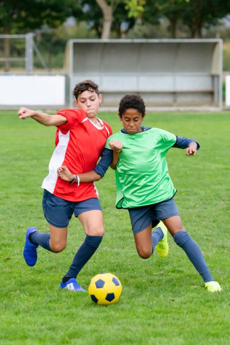 Un jeune footballeur de 15 ans entre la vie et la mort après une bagarre générale