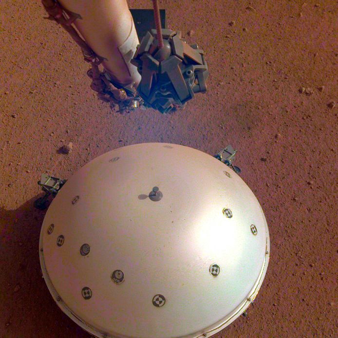 Het hitteschild dat de Marslander InSight op de bodem van de rode planeet zette.