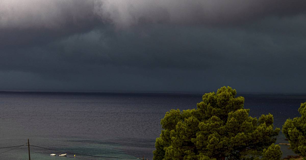 Sebuah kapal pesiar rusak yang membawa ribuan turis Inggris bertabrakan dengan kapal kargo akibat cuaca badai di Mallorca |  di luar