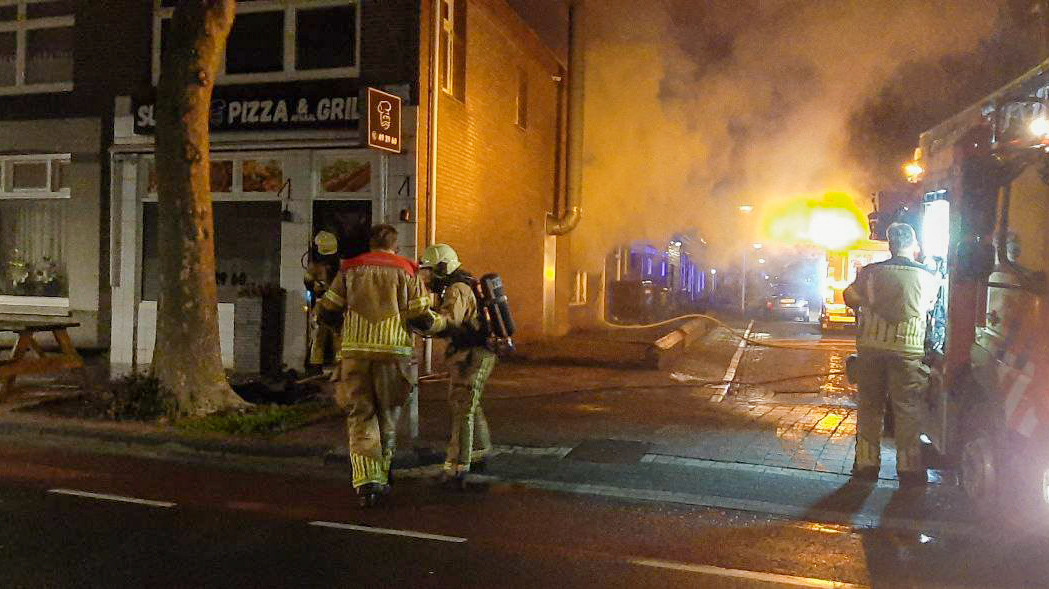 De brandweer kon niet voorkomen dat de pizzeria aan de Ootmarsumsestraat volledig uitbrandde.