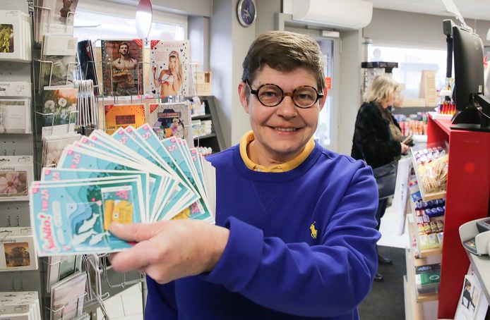 Zaakvoerster Heidi Crevits van De Krantenstal, met een stapeltje Subito-lotjes