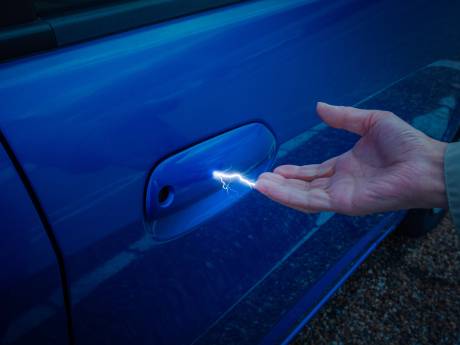 Zo voorkom je die irritante statische schok als je uit de auto stapt