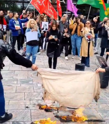 Vrouwen verbranden hoofddoeken tijdens protest tegen regering Iran
