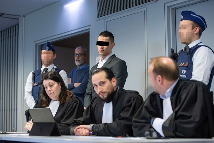 Jurgen Bakelants met zijn advocaten, meesters Tessa De Cuis, Sam Vlaminck en Johan Van Genechten.