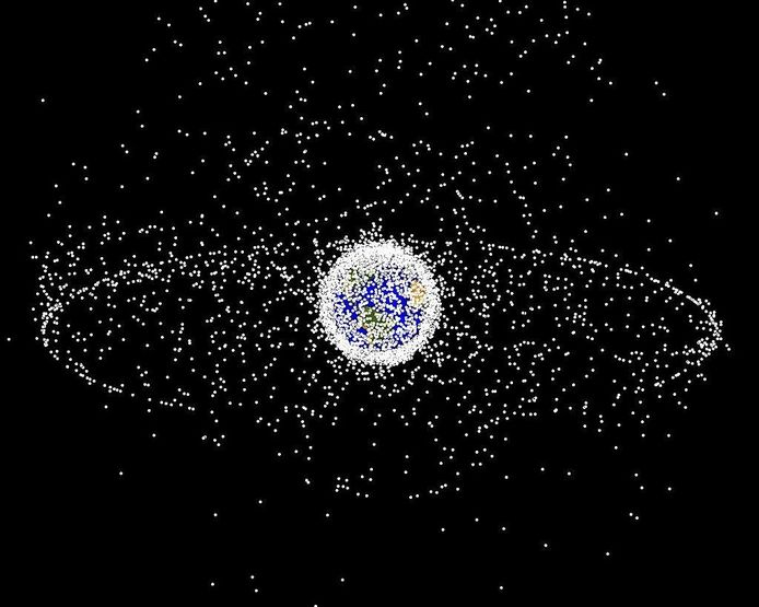 Een computeranimatie van al het ruimteafval in een baan rond de aarde.