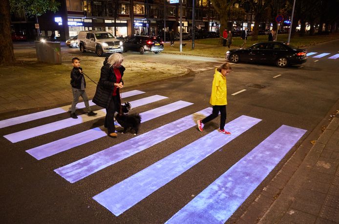 De vier oplichtende zebrapaden in hartje Rotterdam liggen er nu een paar weken. De eerste ervaringen van gebruikers zijn positief.