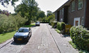 Een afbeelding van Google Streetview uit 2015, waarop vermoedelijk de Mercedes staat die donderdag in Dishoek is gevonden.
