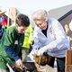 Prinses Beatrix helpt lachend mee op kinderboerderij tijdens NLdoet