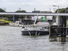 ‘Levensgevaarlijk’ gifschip mogelijk snel weg uit Zwolle: ‘Er wordt hier met mensenlevens gespeeld’