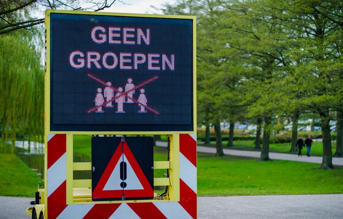 Een bord met de oproep aan mensen om bij drukte weg te blijven uit het Vroesenpark in Rotterdam.