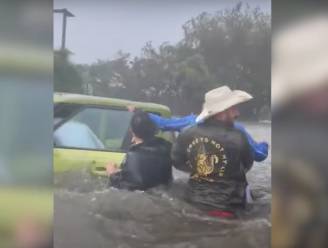 Beelden tonen hoe heldhaftige buurtbewoners oudere man uit ondergelopen auto redden in Florida