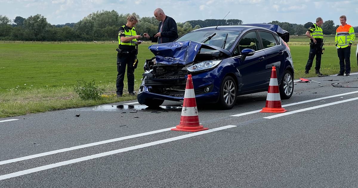 Flinke schade bij kop-staartbotsing tussen Deventer en Olst, maar inzittenden blijven ongedeerd.