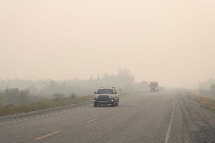 Vehicles leave Yellowknife on the only highway in or out of the city after a state of emergency was declared due to the proximity of wildfires in Yellowknife, Northwest Territories, Canada on August 16, 2023.  REUTERS/Pat Kane