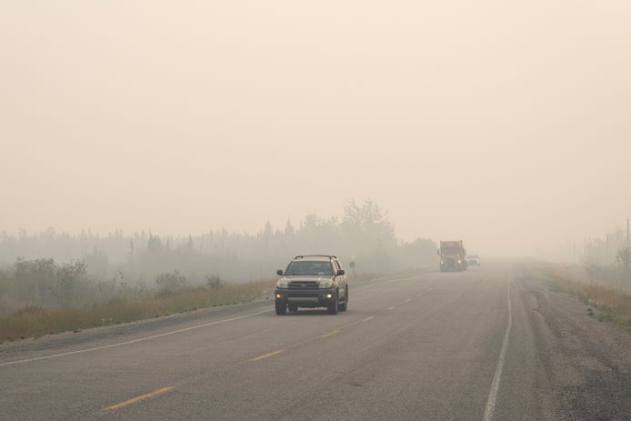 Mensen vertrekken preventief met hun auto's uit Yellowknife.