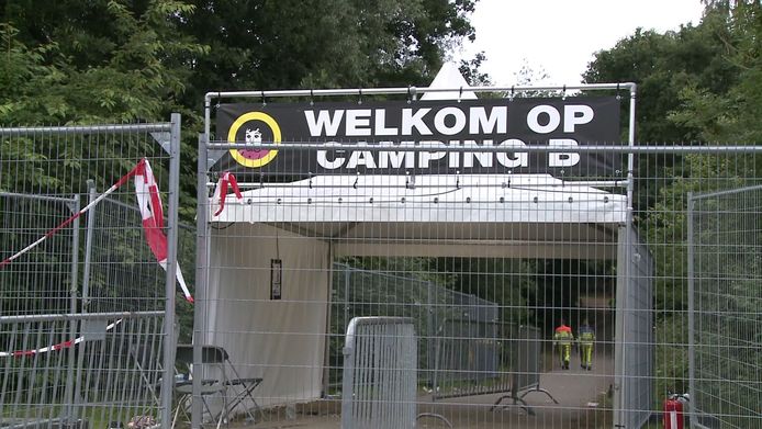 Een gesloten ingang van Camping B aan de Mensheggerweg in Landgraaf.