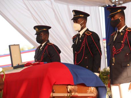 Emoties lopen hoog op bij begrafenis vermoorde president Haïti: traangas en schoten