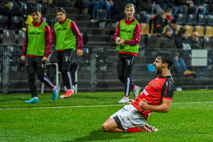 Rechtsback Bram van Vlerken van Helmond Sport juicht na zijn gelijkmaker tegen VVV.