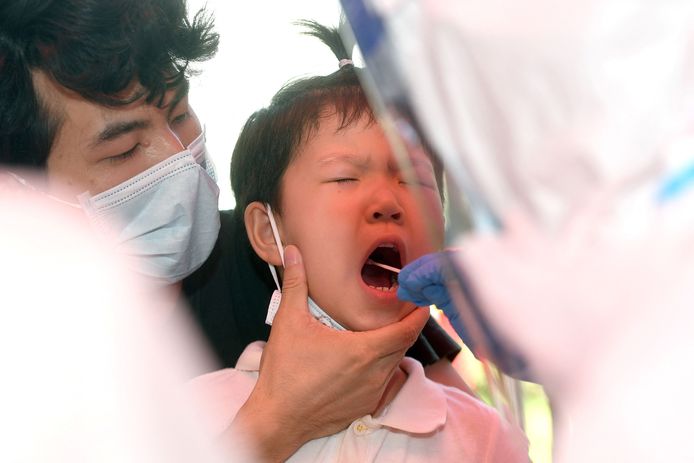 Een kind ondergaat een coronatest in China.