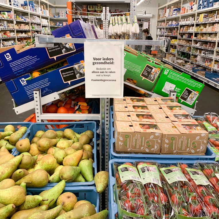 Enkel aanraken wat je koopt, is in de versmarkt van de Colruyt in Tielt duidelijk de boodschap.  Beeld Florian Van Eenoo Photo News