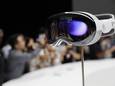 Apple a présenté lundi son premier casque de réalité “mixte” (virtuelle et augmentée), baptisé “Vision Pro.”