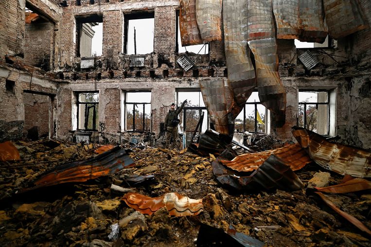 Restanten van een tijdens de oorlog verwoeste school in Lyman. Deze stad in de Donetsk-regio werd afgelopen weekend heroverd door Oekraïense troepen. Beeld REUTERS