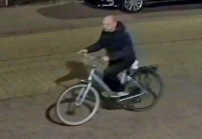 De fietsende man zoekt naar auto's die niet zijn afgesloten in de Arnhemse wijk Schuytgraaf.