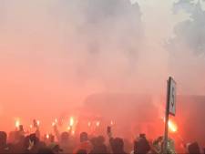 FC Utrecht-fans ontvangen spelers met vuurwerk en gezang (en hun boodschap is duidelijk) 