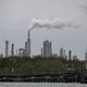Oliesector ziet miljarden dollars in rook opgaan