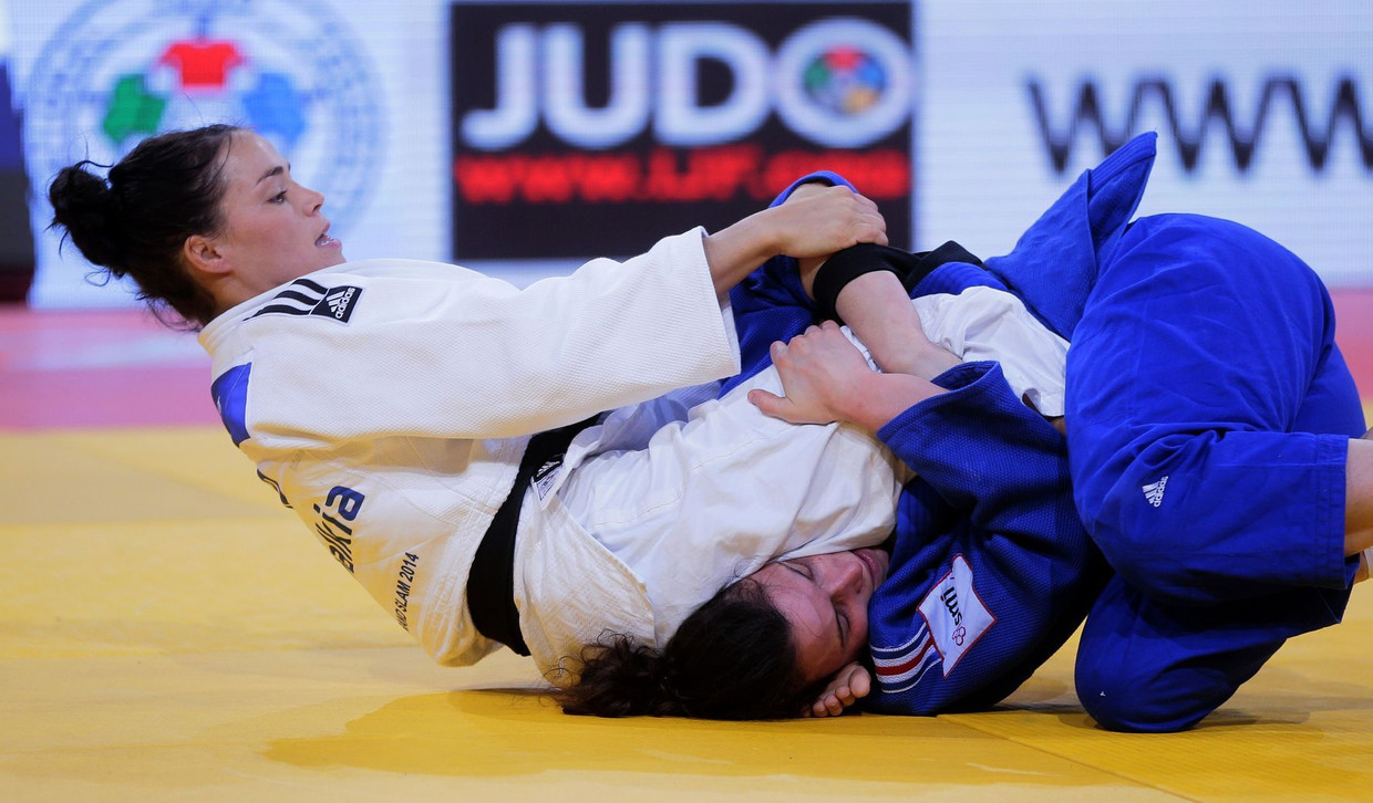 Linda Bolder (L) tegen Valeriane Fichot in Parijs, begin dit jaar. Beeld afp