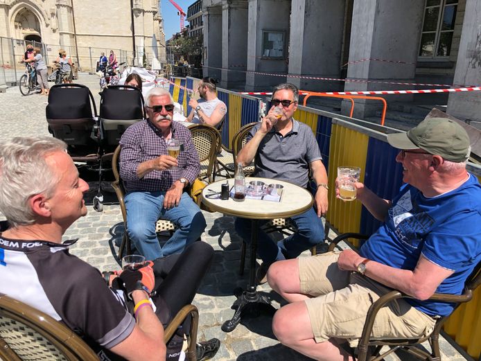 Deze mannen kwamen per fiets van Sint-Truiden om hier te genieten van een goed glas bier.