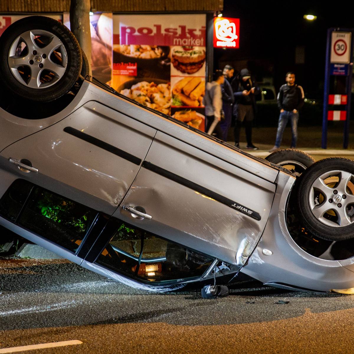 Bestuurder botst met wagen tegen geparkeerde auto en belandt op zijn kop op  wegdek in Oosterhout | Oosterhout | AD.nl