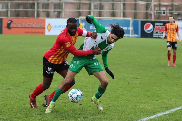 Stefan Verbist (l.) zit Racing Mechelen-middenvelder Mrani op de huid.