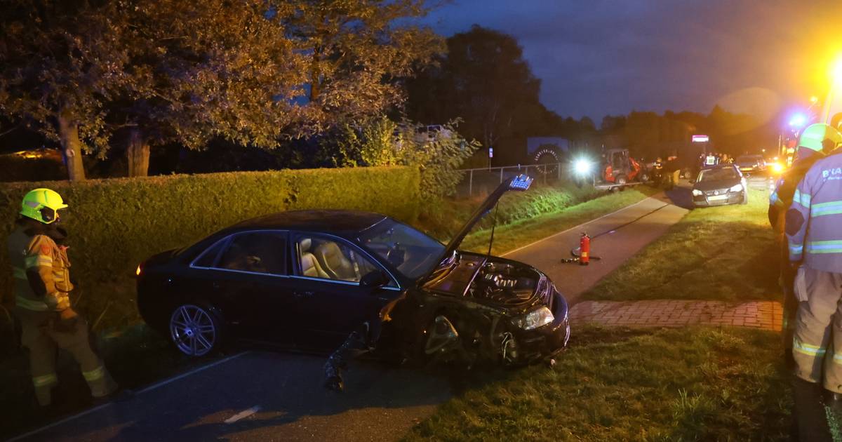 Frontale botsing tussen auto en bestelbus met aanhanger.